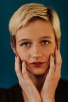 Photo Beautiful businesswoman, successful confident young woman posing with hands on face. Selective focus