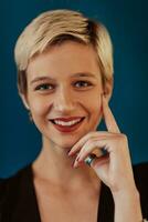 Photo Beautiful businesswoman, successful confident young woman posing with hands on face. Selective focus