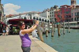 mujer turista tiene un hermoso tiempo de vacaciones en venecia foto