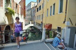 mujer turista tiene un hermoso tiempo de vacaciones en venecia foto