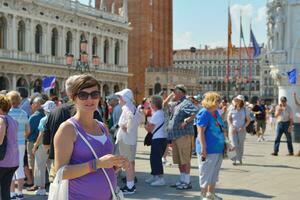 mujer turista tiene un hermoso tiempo de vacaciones en venecia foto