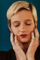 Photo Beautiful businesswoman, successful confident young woman posing with hands on face. Selective focus