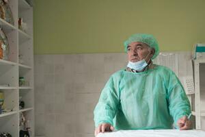 maduro confidente médico en pie en frente de cirugía habitación - atención en el cara foto