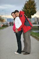 pareja feliz al aire libre foto