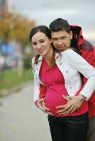 pareja feliz al aire libre foto