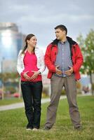 pareja feliz al aire libre foto