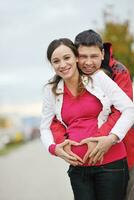 pareja feliz al aire libre foto