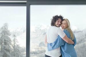 pareja joven disfrutando del café matutino junto a la ventana foto