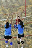 niñas jugando voleibol juego de interior foto