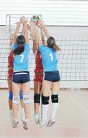 niñas jugando voleibol juego de interior foto