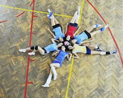 niñas jugando voleibol juego de interior foto