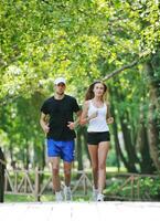 Pareja trotar al aire libre foto