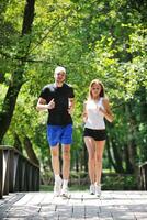 Pareja trotar al aire libre foto