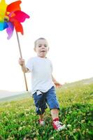 niño feliz divertirse al aire libre foto