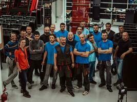 un trabajador o ingeniero de fábrica inteligente fabrica máquinas en un taller de producción. el concepto de industria e ingeniería. enfoque selectivo foto