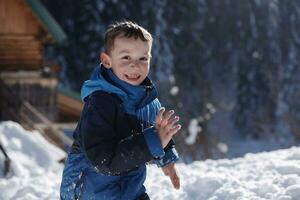 niños jugando con nieve fresca foto