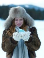 retrato de niña con regalo a invierno escena y nieve en backgrond foto
