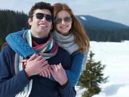 feliz pareja joven divirtiéndose en un espectáculo fresco en vacaciones de invierno foto