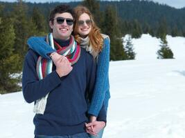 feliz pareja joven divirtiéndose en un espectáculo fresco en vacaciones de invierno foto