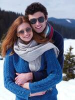 feliz pareja joven divirtiéndose en un espectáculo fresco en vacaciones de invierno foto