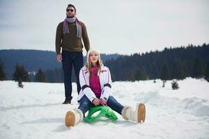 feliz pareja joven divirtiéndose en un espectáculo fresco en vacaciones de invierno foto