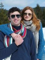 feliz pareja joven divirtiéndose en un espectáculo fresco en vacaciones de invierno foto