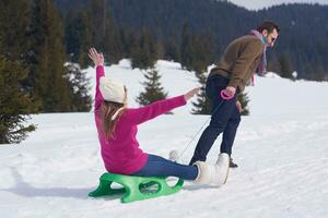 feliz pareja joven divirtiéndose en un espectáculo fresco en vacaciones de invierno foto