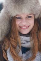retrato de una hermosa joven pelirroja en un paisaje nevado foto