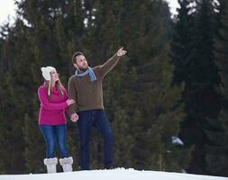 pareja divirtiéndose y caminando con raquetas de nieve foto