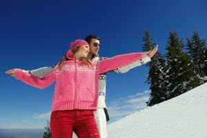 pareja joven en vacaciones de invierno foto