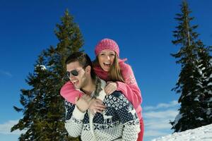 pareja joven en escena de nieve de invierno foto