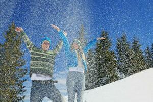 pareja joven en escena de nieve de invierno foto