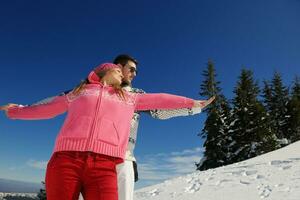 pareja joven en escena de nieve de invierno foto