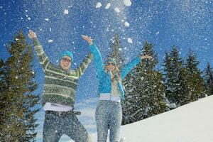 los amigos se divierten en invierno con nieve fresca foto