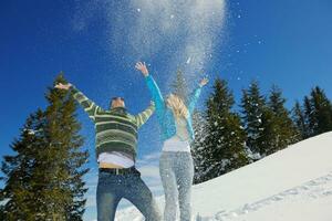 pareja joven en escena de nieve de invierno foto