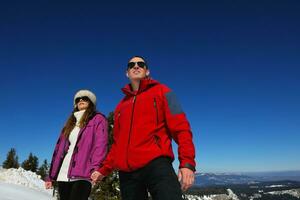 pareja joven en vacaciones de invierno foto