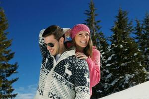 pareja joven en escena de nieve de invierno foto