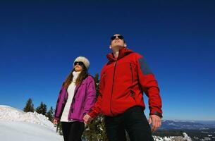 pareja joven en vacaciones de invierno foto