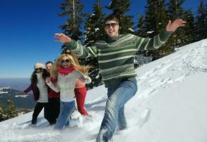 diversión de invierno con grupo de jóvenes. foto