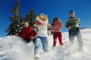 diversión de invierno con grupo de jóvenes. foto