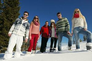 diversión de invierno con grupo de jóvenes. foto