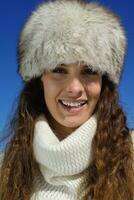 mujer feliz en invierno foto