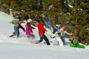 los amigos se divierten en invierno con nieve fresca foto