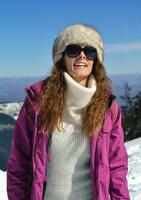 mujer feliz en invierno foto