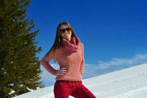 mujer feliz en invierno foto