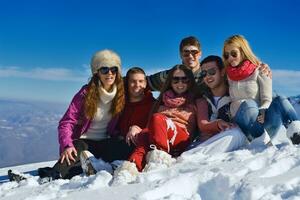 los amigos se divierten en invierno con nieve fresca foto