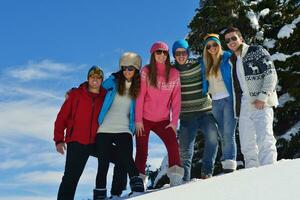 diversión de invierno con grupo de jóvenes. foto