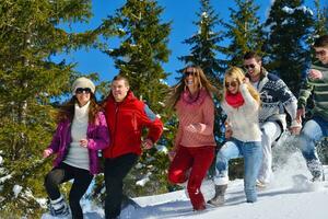 diversión de invierno con grupo de jóvenes. foto