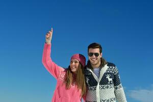 pareja joven en escena de nieve de invierno foto