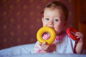 bebe jugando con juguetes en casa foto